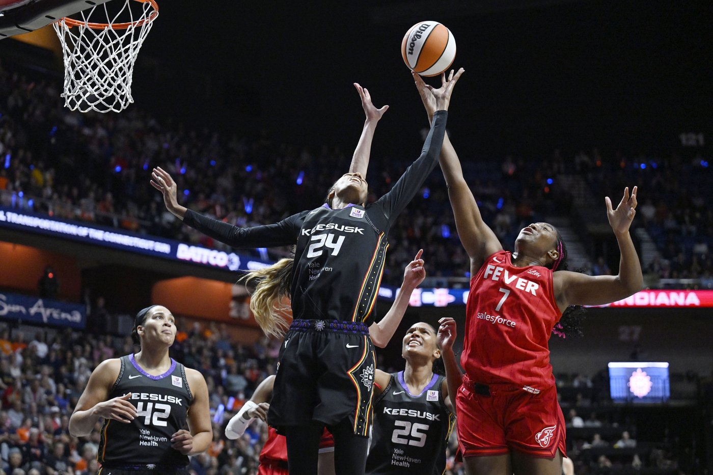 Sun hold off Fever 87-81 for series sweep | iNFOnews.ca
