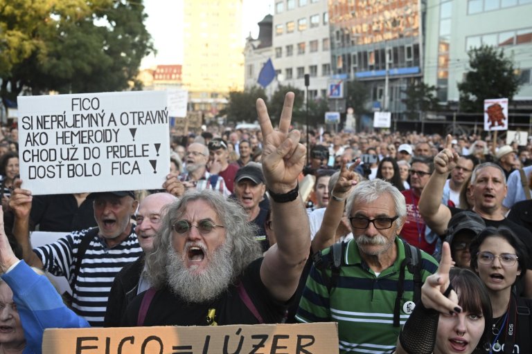 Thousands in Slovakia gather in renewed protest against pro-Russian policies of Prime Minister Fico | iNFOnews.ca