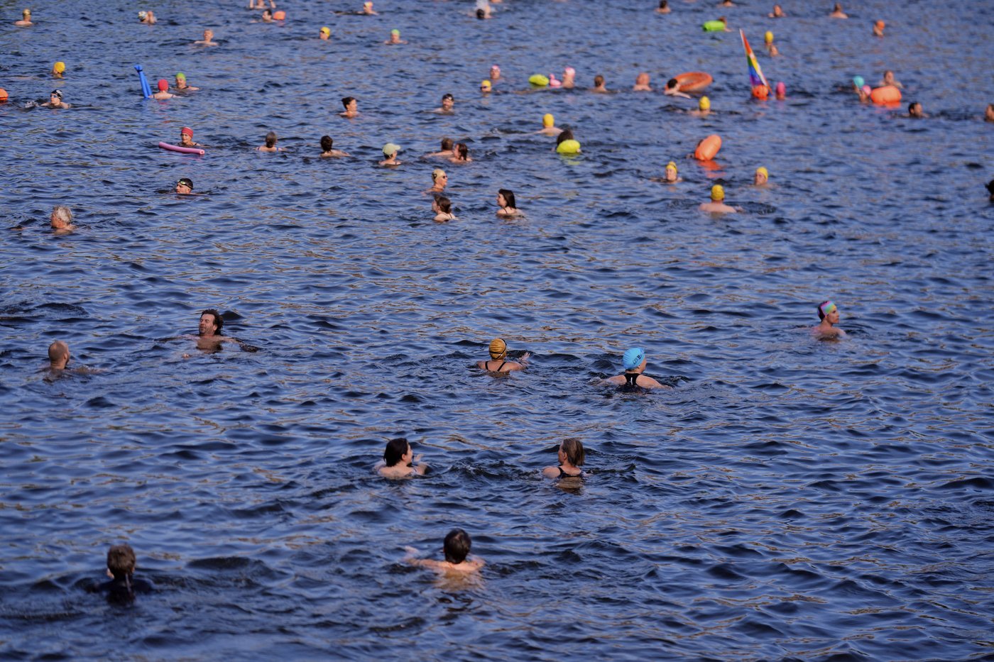 Berliners jump into the Spree River to show it's clean enough for swimming | iNFOnews.ca Berliners jump into the Spree River to show it's clean enough for swimming | iNFOnews.ca