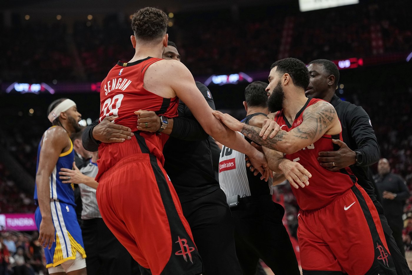 Warriors' Pat Spencer ejected against Rockets after headbutting Alperen Sengun | iNFOnews.ca