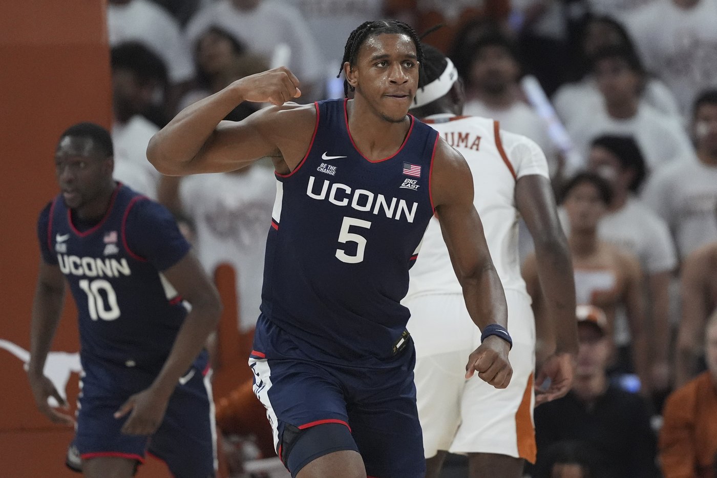 Karaban has 21 points and 11 rebounds in return, leads No. 25 UConn past Texas 76-65 | iNFOnews.ca