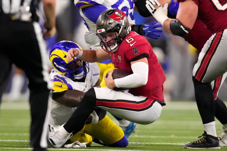 Buccaneers QB Baker Mayfield exits with left shoulder injury, replaced by Teddy Bridgewater vs. Rams | iNFOnews.ca