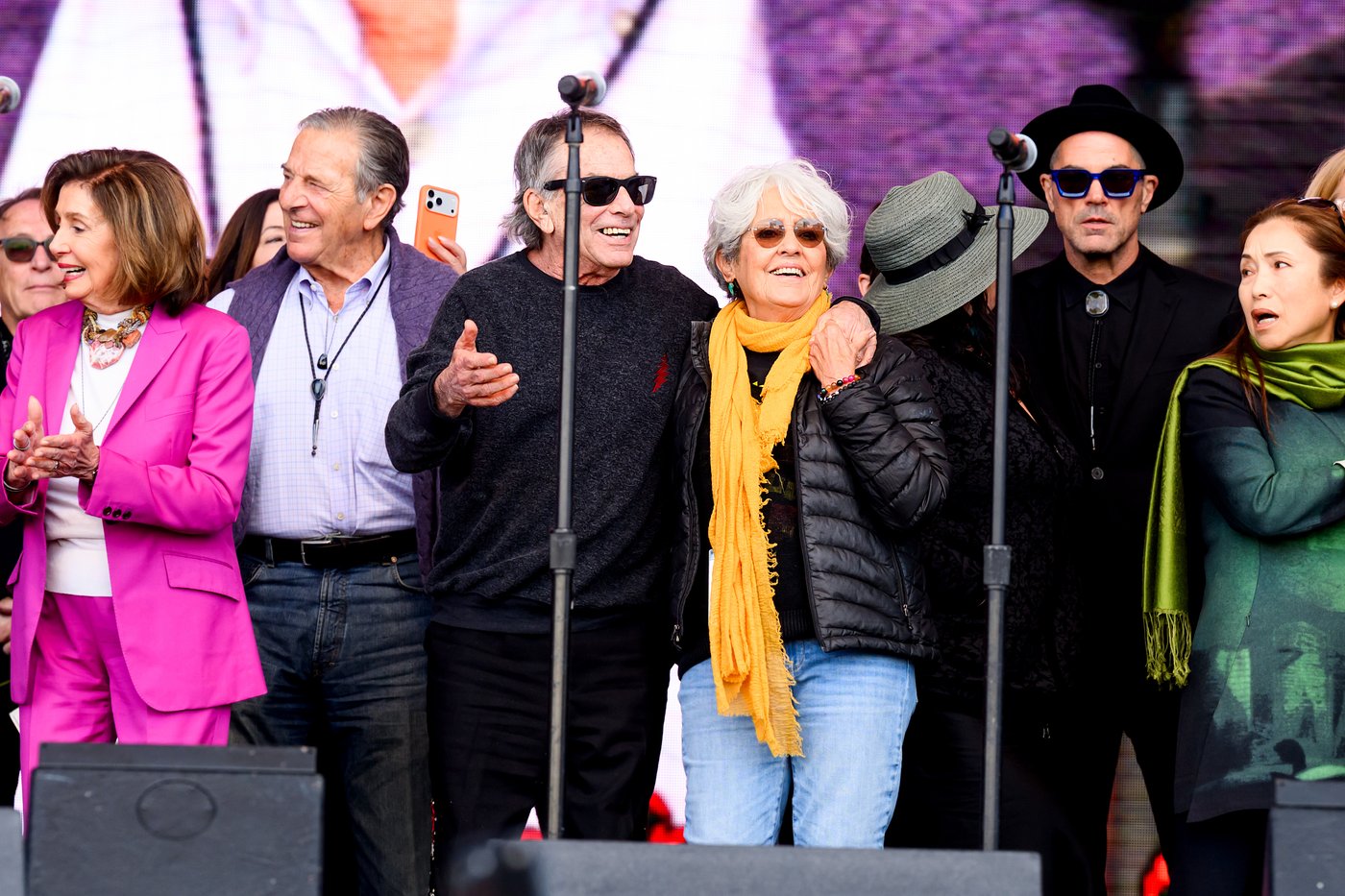 Thousands of fans celebrate life of legendary Grateful Dead guitarist Bob Weir in San Francisco | iNFOnews.ca