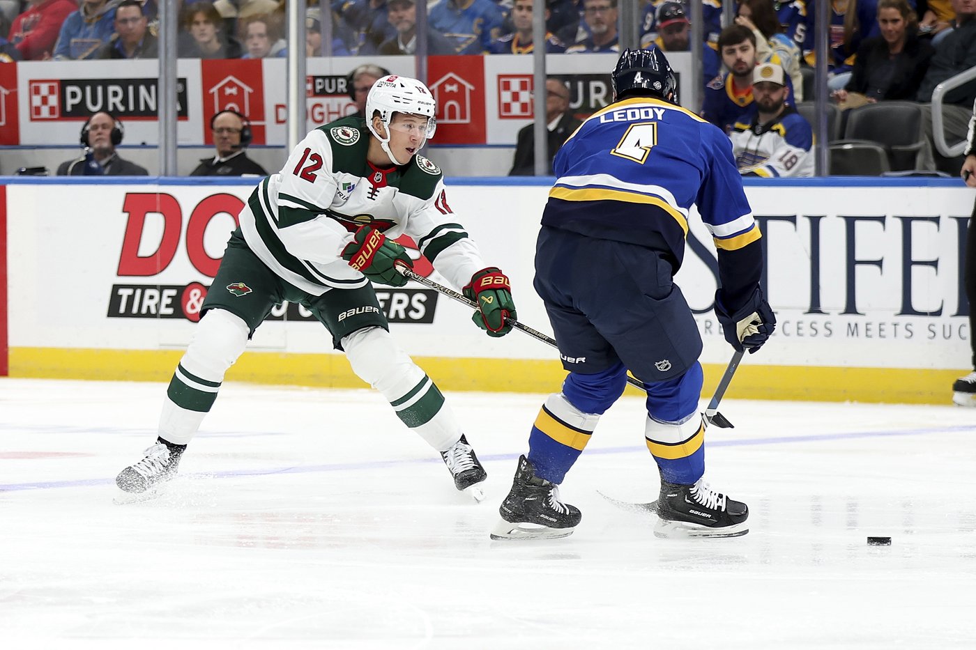 Goalie Gustavsson makes 27 saves, scores an empty-netter, Wild beat Blues 4-1 | iNFOnews.ca