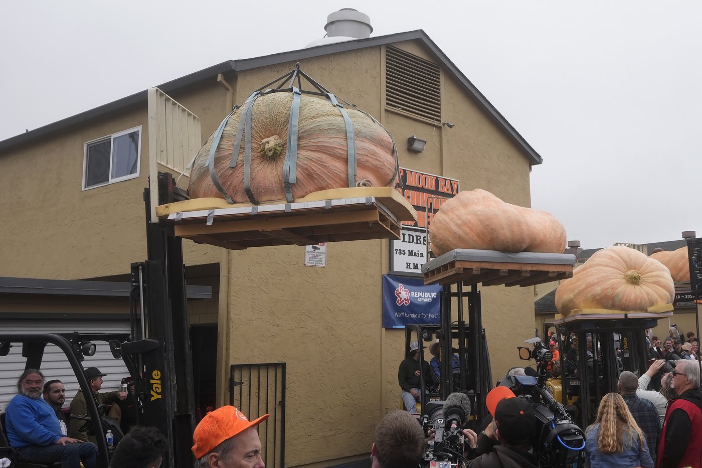 Pumpkin weighing 2,471 pounds wins California contest | iNFOnews.ca