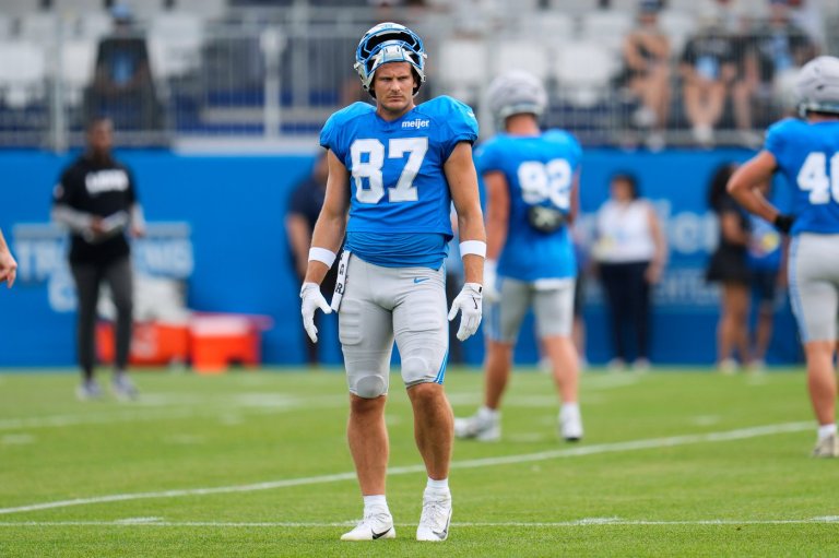 Lions TE Sam LaPorta injures hip, coach Dan Campbell doesn't expect it to be long-term injury | iNFOnews.ca