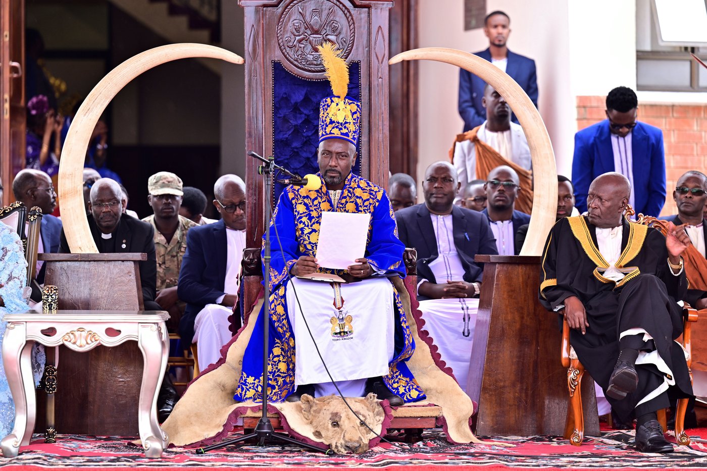A TV journalist is crowned king of a traditional monarchy in Uganda | iNFOnews.ca A TV journalist is crowned king of a traditional monarchy in Uganda | iNFOnews.ca