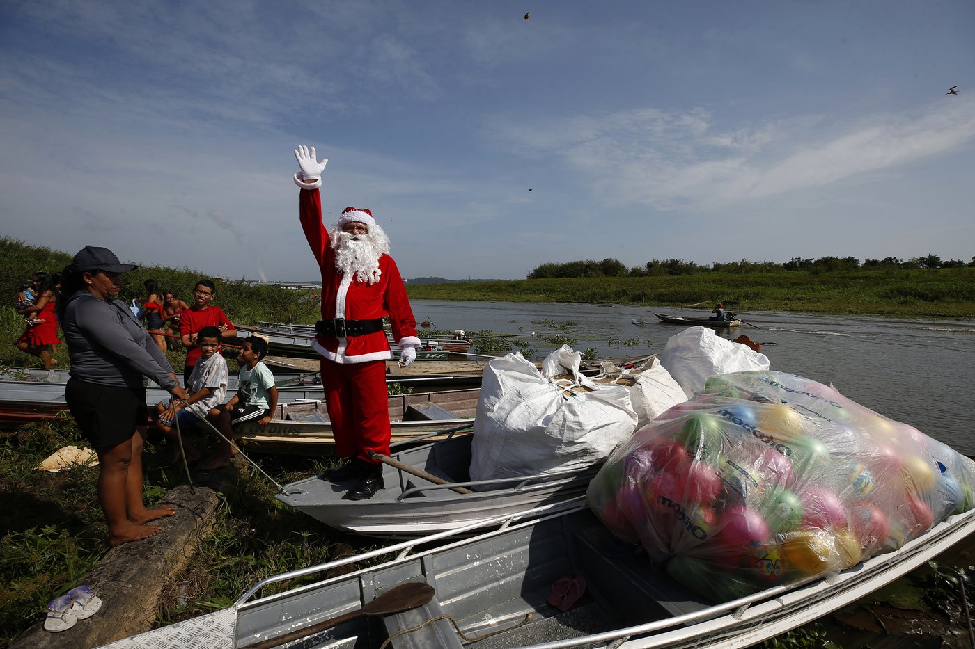 Santa braves the sticky heat of the Amazon jungle to bring gifts to children in remote village | iNFOnews.ca