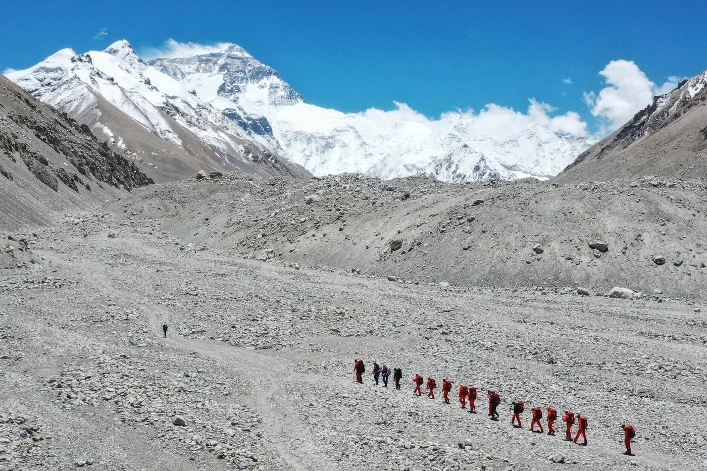 Snowstorm traps hundreds of hikers on Mount Everest during China's national holiday | iNFOnews.ca