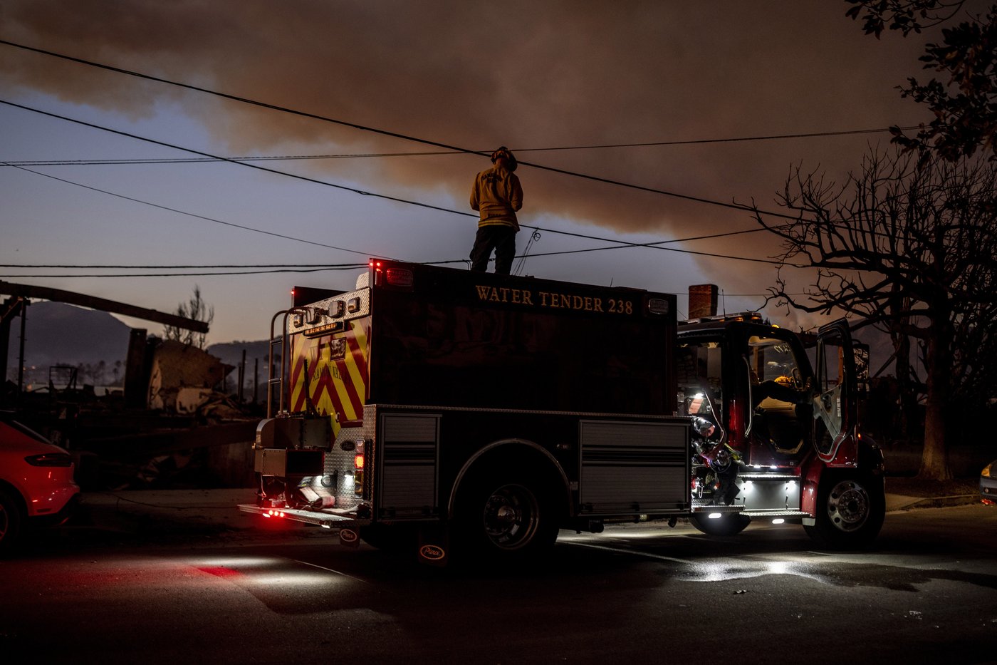 Strategy, meals and laundry: The monumental effort behind LA's firefight | iNFOnews.ca