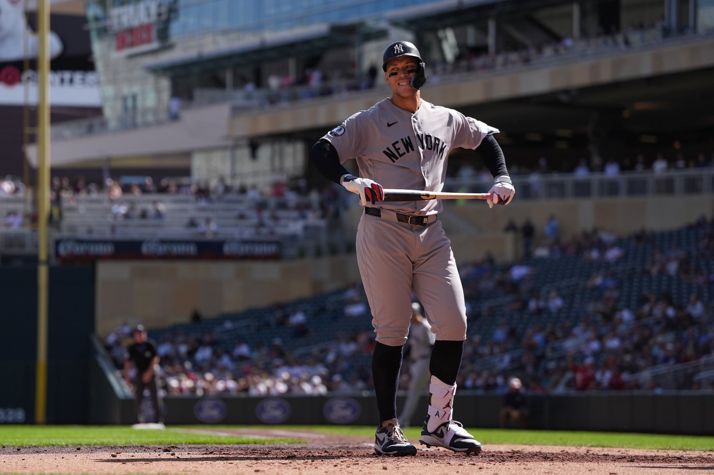 Yankees pull Aaron Judge for a pinch hitter in the 6th against Twins because of lower leg tightness | iNFOnews.ca