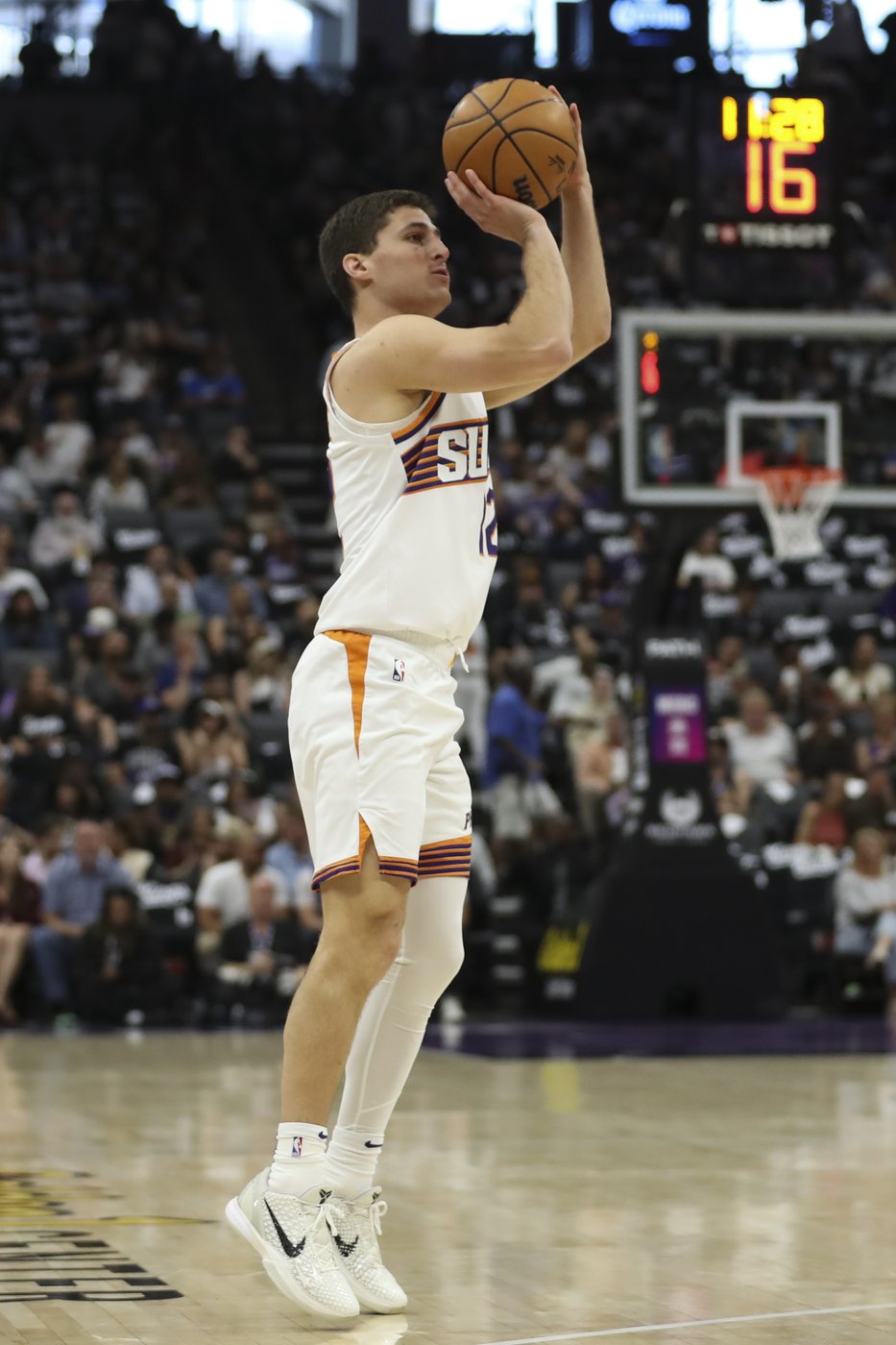 Sabonis, Valanciunas lead Kings past Suns in finale | iNFOnews.ca Sabonis, Valanciunas lead Kings past Suns in finale | iNFOnews.ca