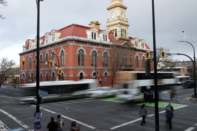 Gas leak at Victoria pool sends 8 to hospital, prompts shelter-in-place order | iNFOnews.ca