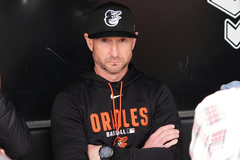 Orioles manager Craig Albernaz returns - with a broken jaw - a day after being hit by a foul ball | iNFOnews.ca