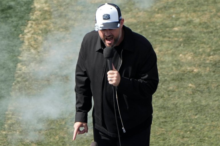 How many feet are in 500 miles? Nobody knows, at least Nate Bargatze doesn't at the Daytona 500 | iNFOnews.ca