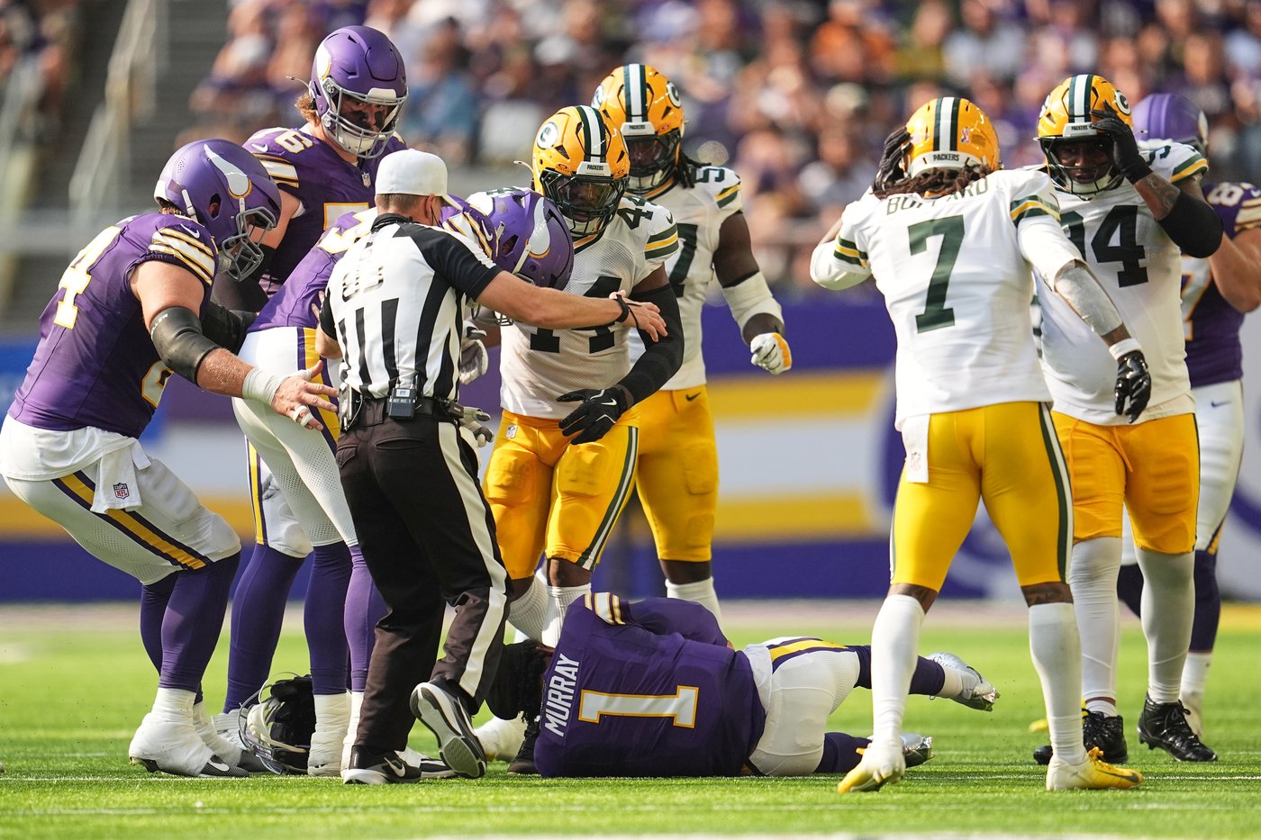 Vikings QB Murray leaves his debut in the 1st quarter with a concussion after a hit to the head | iNFOnews.ca Vikings QB Murray leaves his debut in the 1st quarter with a concussion after a hit to the head | iNFOnews.ca