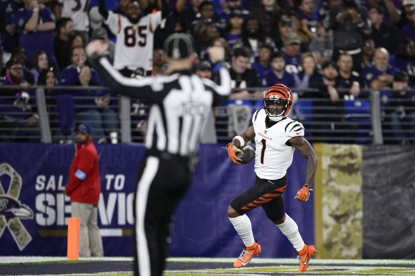 Jackson leads rally, and Ravens stop 2-point attempt to hold off Bengals 35-34 | iNFOnews.ca Jackson leads rally, and Ravens stop 2-point attempt to hold off Bengals 35-34 | iNFOnews.ca