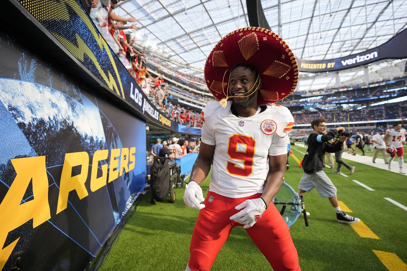 Patrick Mahomes and Travis Kelce help Chiefs rally for 17-10 win over Chargers | iNFOnews.ca
