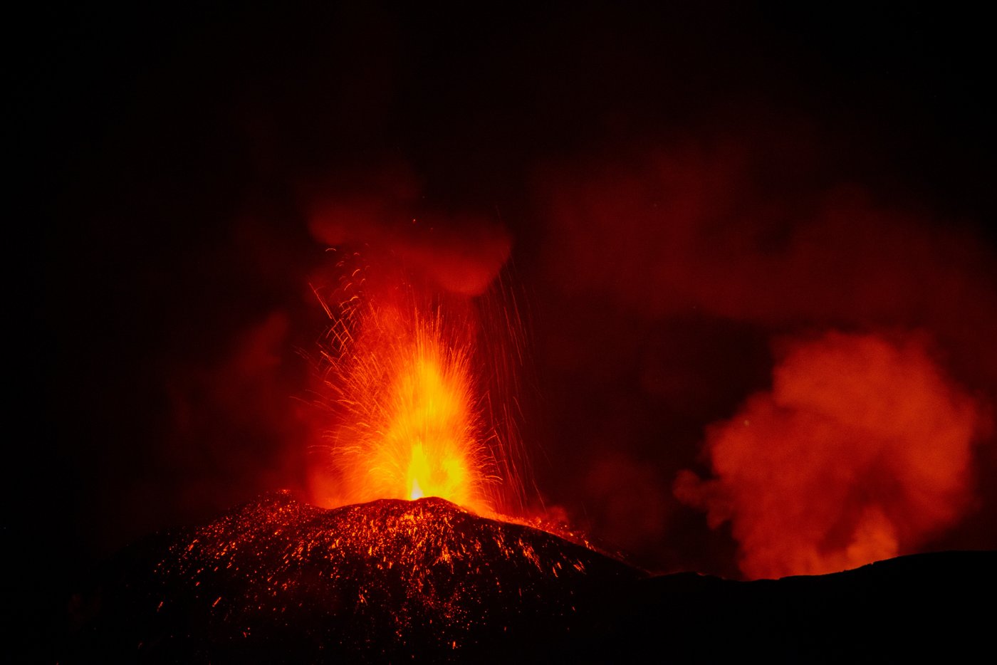 Persistent Etna ash shuts Sicily's busiest airport during peak holiday week | iNFOnews.ca