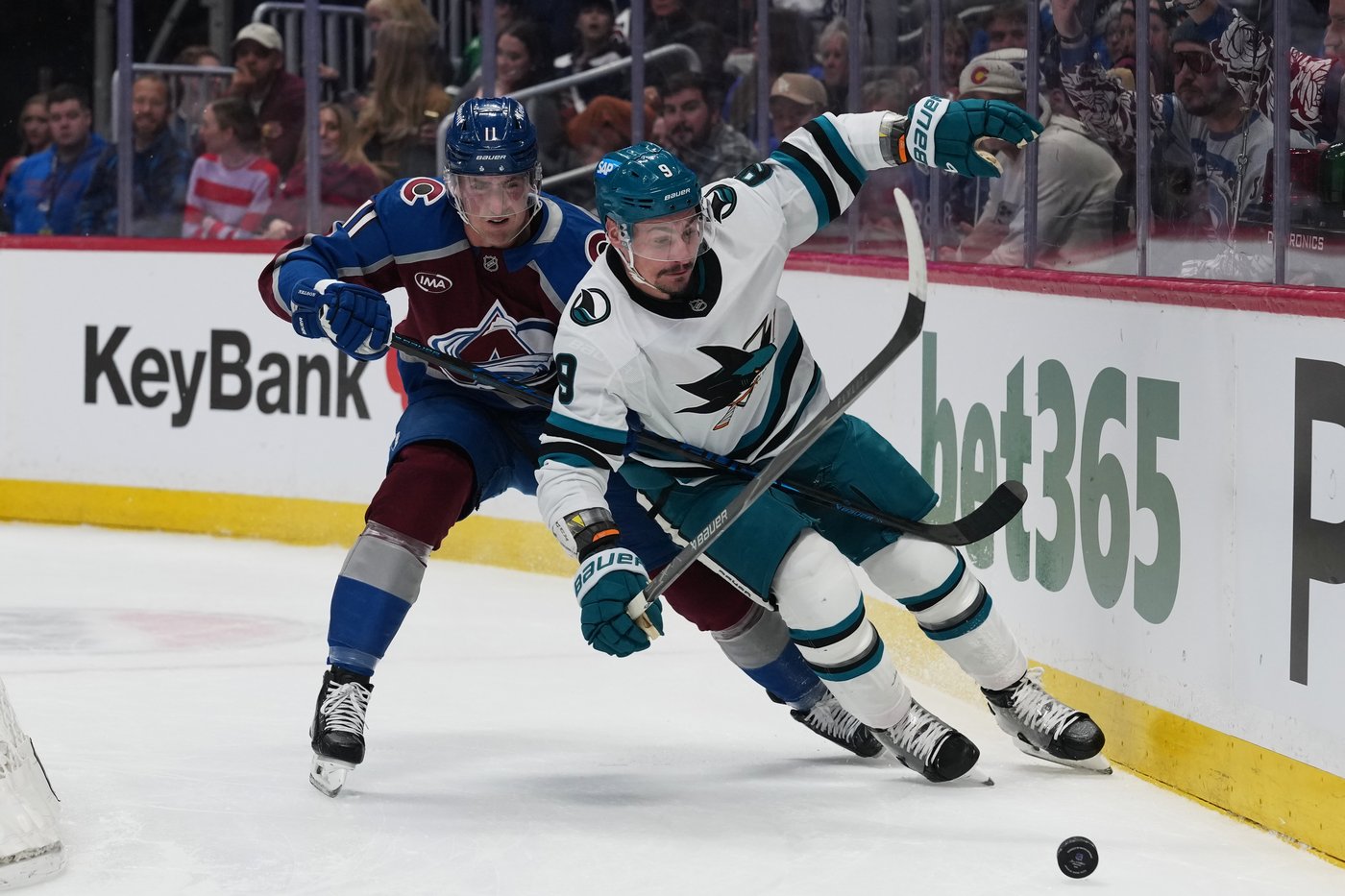 Lehkonen scores 2 goals and MacKinnon reaches 700 assists as Avalanche sink Sharks, 4-2 | iNFOnews.ca