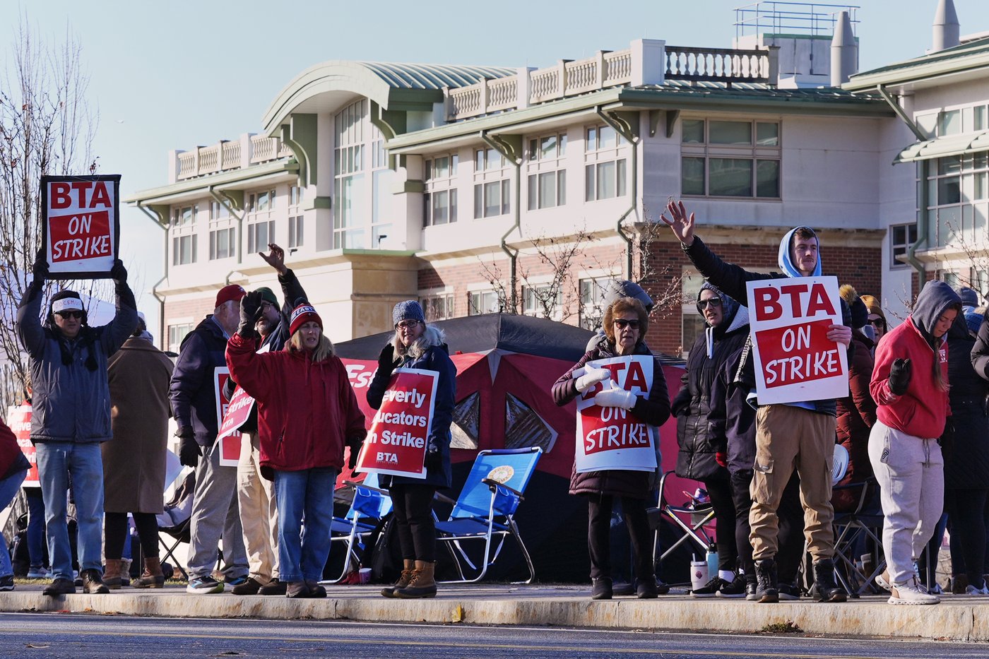 One of 3 Massachusetts communities reach a deal with their striking teachers | iNFOnews.ca