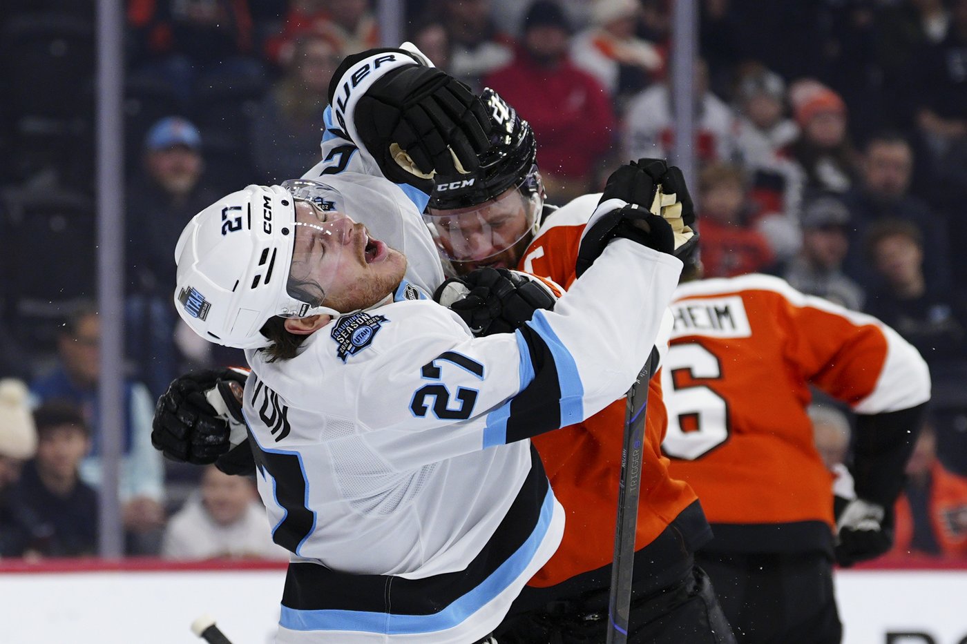 Logan Cooley breaks tie on power play, helps Utah beat the Flyers 4-2 | iNFOnews.ca