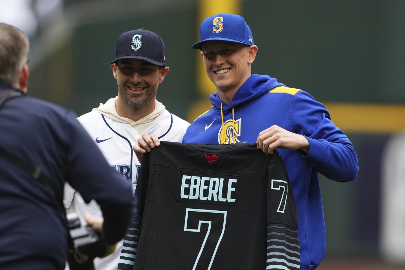 'I'm torn': Seattle Kraken's Canadian contingent having allegiances tested in ALCS | iNFOnews.ca