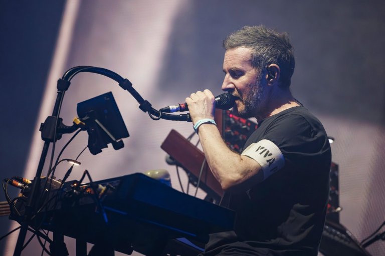 Singapore bans 2 Massive Attack members after pro-Palestine display at concert | iNFOnews.ca