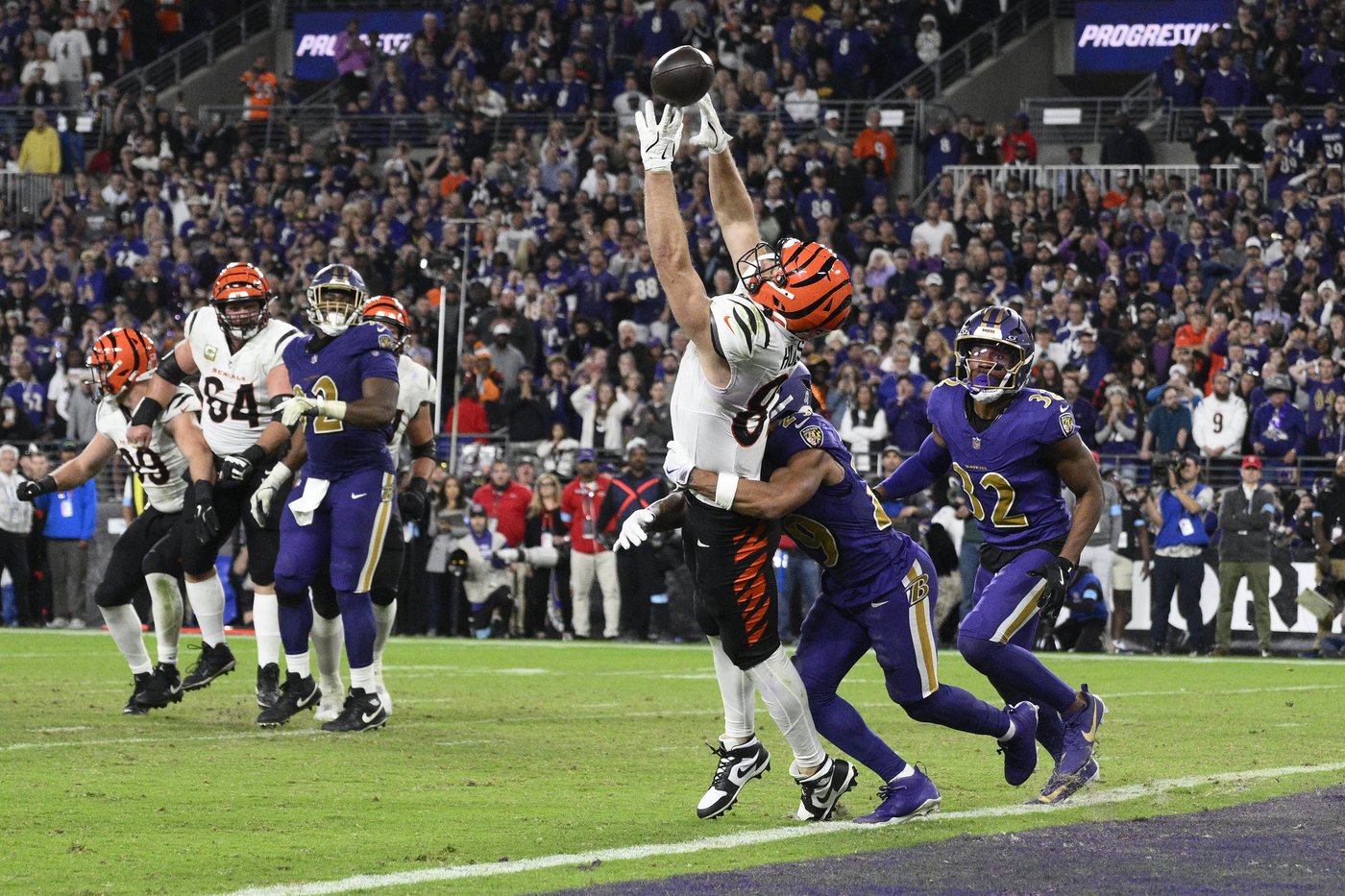 Jackson leads rally, and Ravens stop 2-point attempt to hold off Bengals 35-34 | iNFOnews.ca Jackson leads rally, and Ravens stop 2-point attempt to hold off Bengals 35-34 | iNFOnews.ca