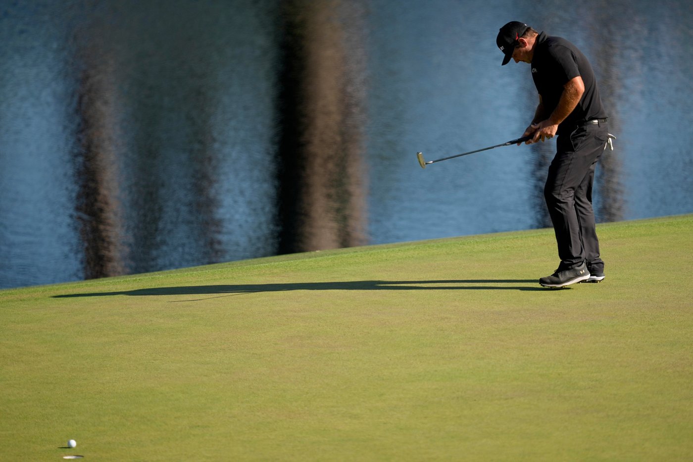 Rory McIlroy pulls away with birdie binge and sets Masters record with 6-shot lead at halfway mark | iNFOnews.ca