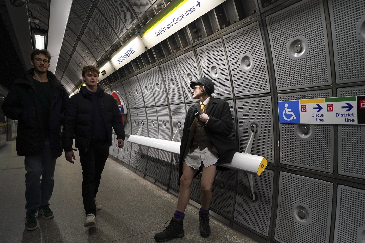 No pants? No problem. London subway riders bare their legs to brighten a gray winter day | iNFOnews.ca