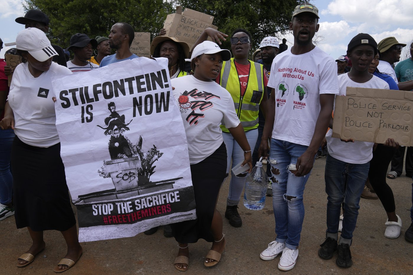 Dozens of survivors and dead pulled from abandoned South African mine as hundreds remain underground | iNFOnews.ca