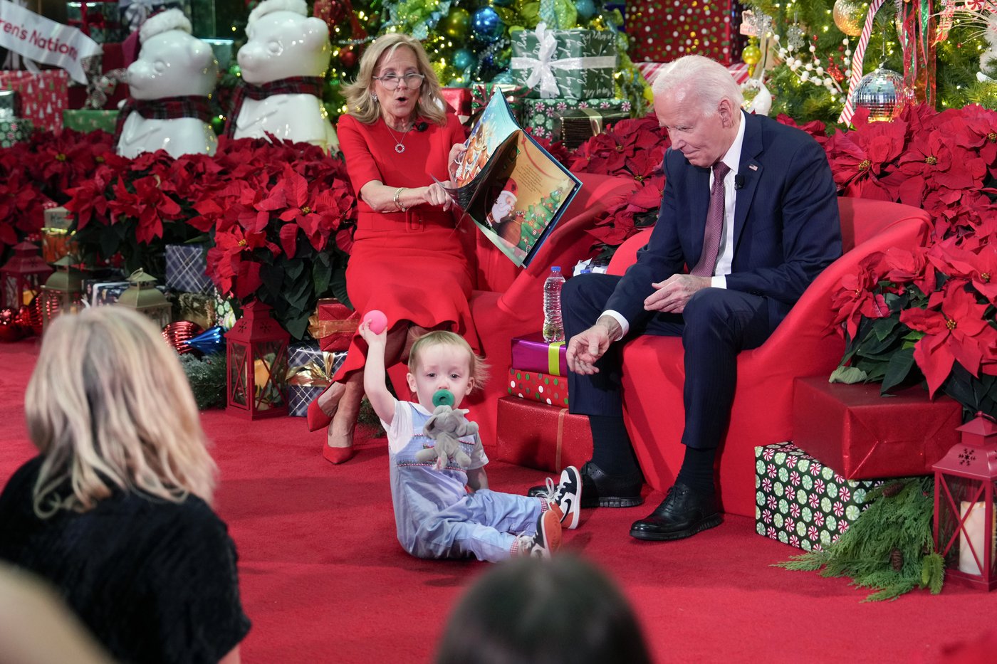 Biden and the first lady bring holiday cheer to patients and families at a children's hospital | iNFOnews.ca