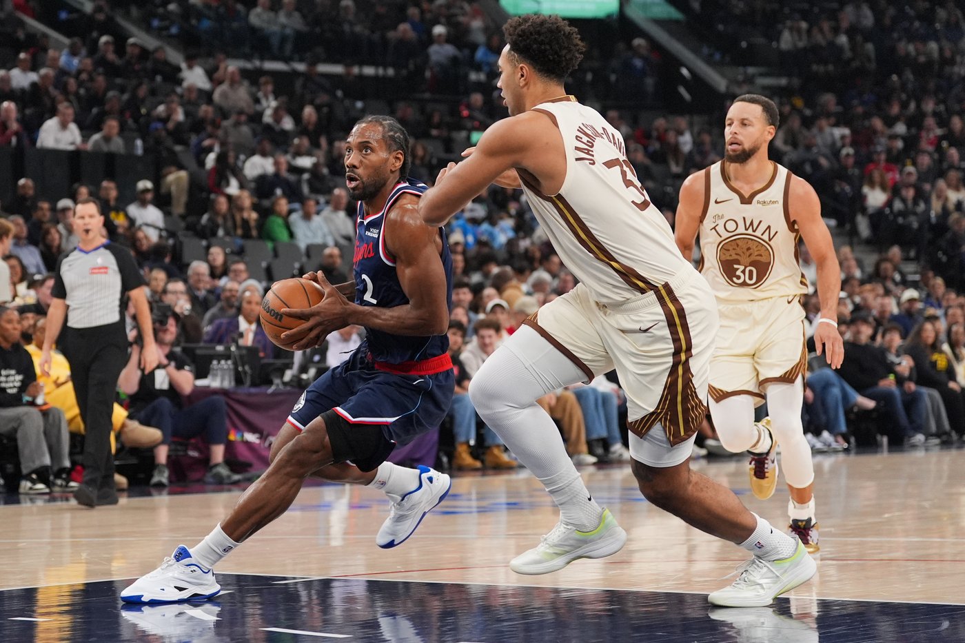 Kawhi Leonard leads Clippers past Warriors 103-102 in wild game with Kerr ejected, Curry fouled out | iNFOnews.ca