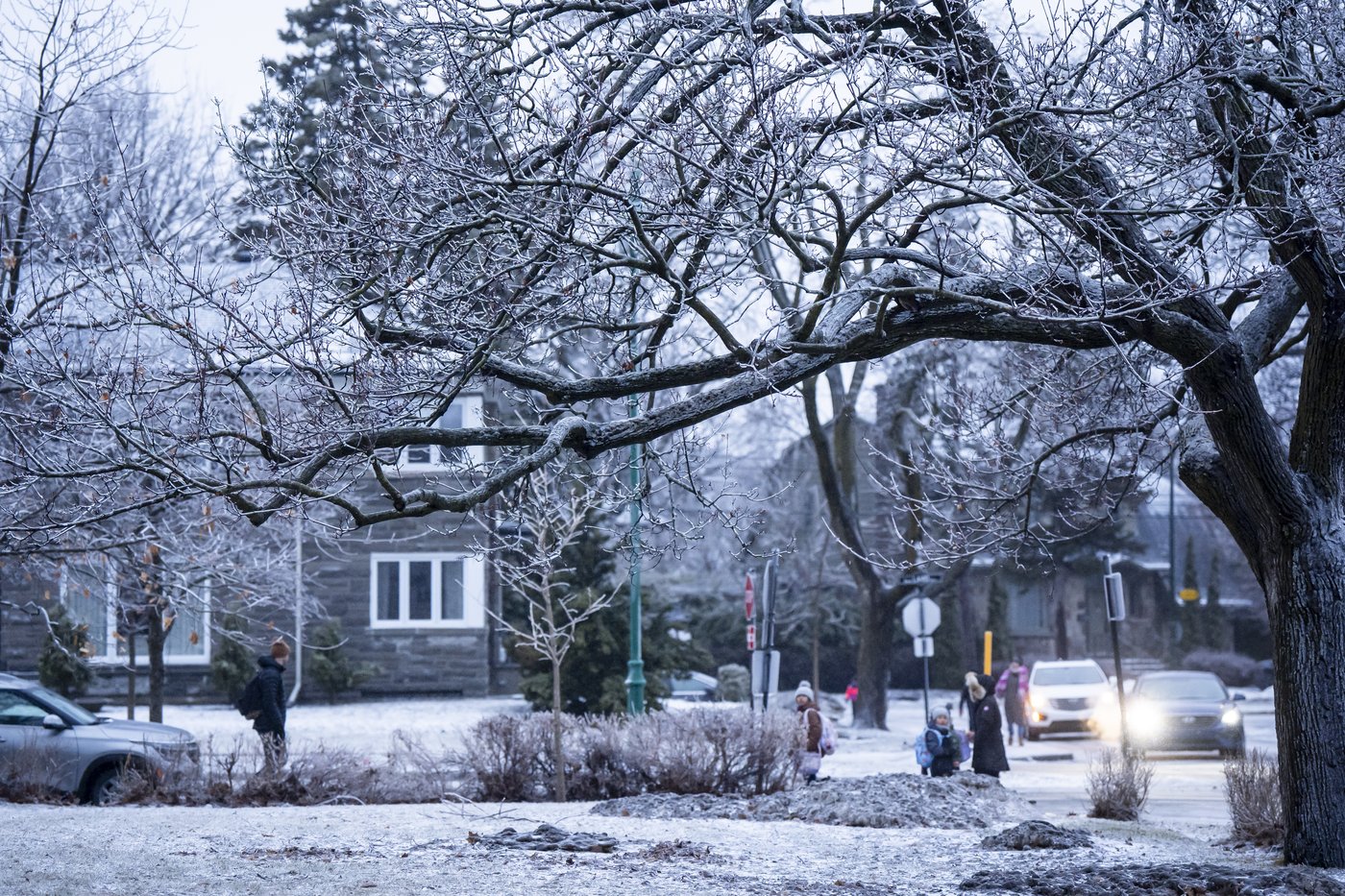 About 8,300 customers still without power in Quebec after ice storm | iNFOnews.ca