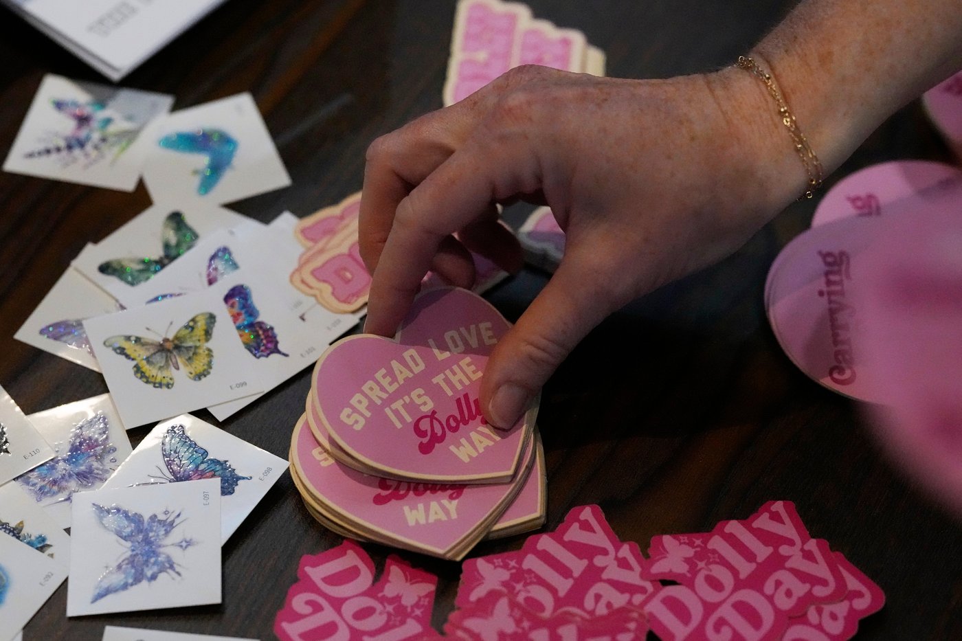 It's officially Dolly Parton Day, with parades, pink lights and book drives | iNFOnews.ca