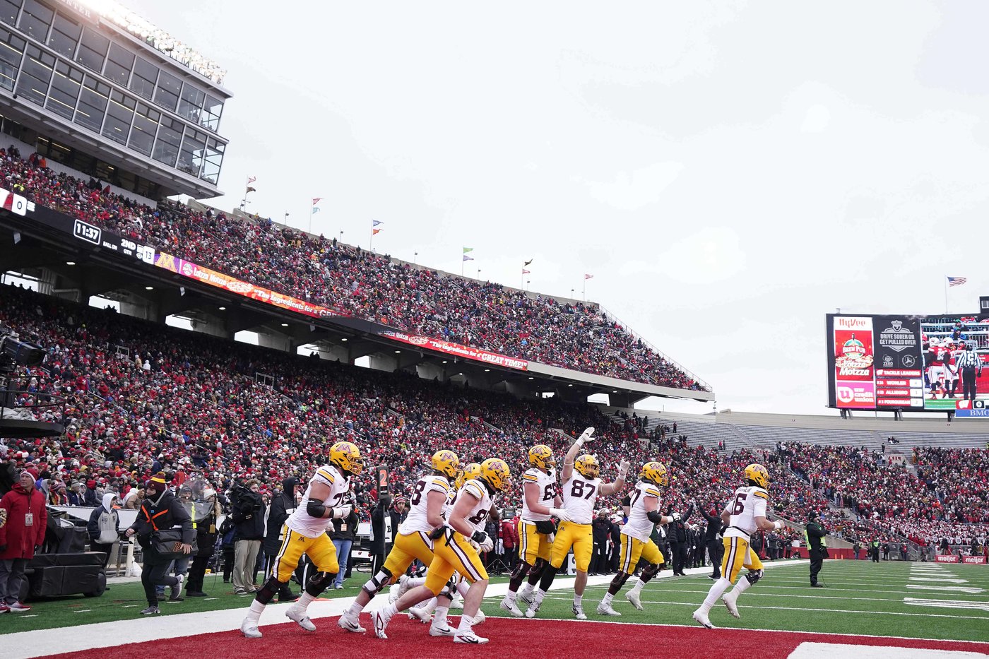 Brosmer's three touchdowns lead Minnesota to road win against Wisconsin | iNFOnews.ca