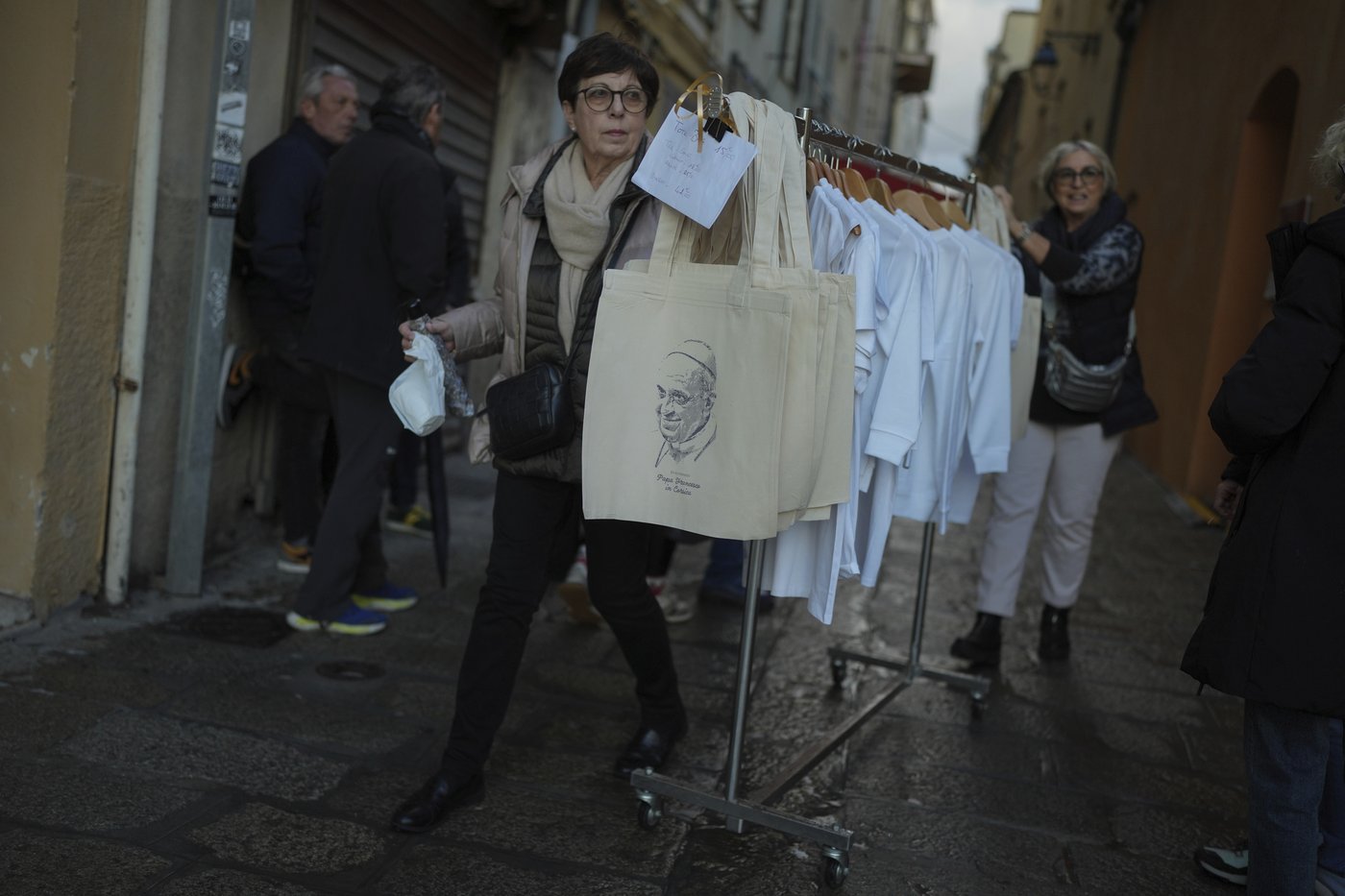 Pope Francis makes 1st papal visit to France's Corsica awash in expressions of popular piety | iNFOnews.ca
