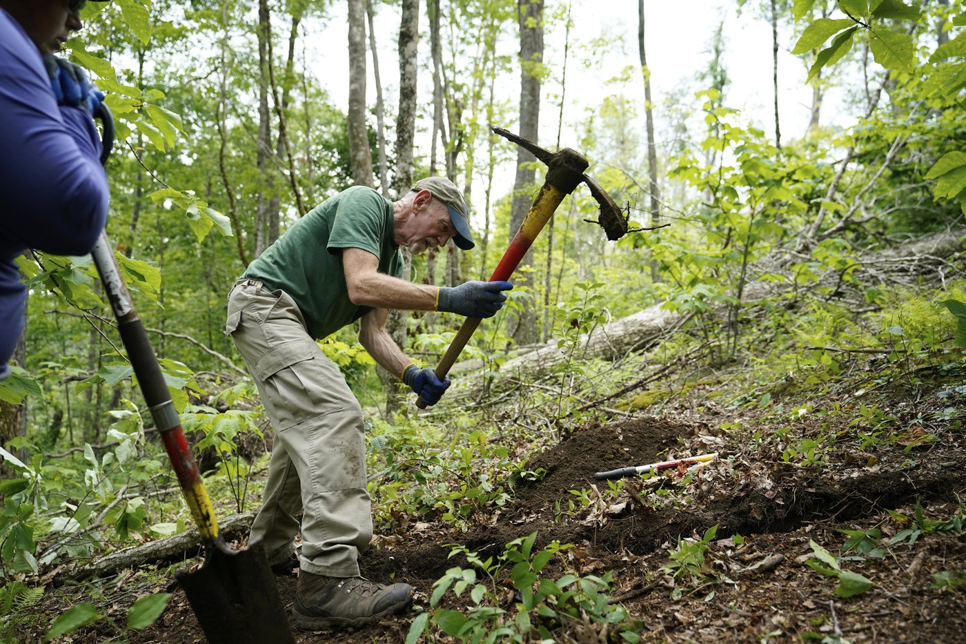Volunteers repair damaged parts of Appalachian Trail by hand almost a year after Helene | iNFOnews.ca