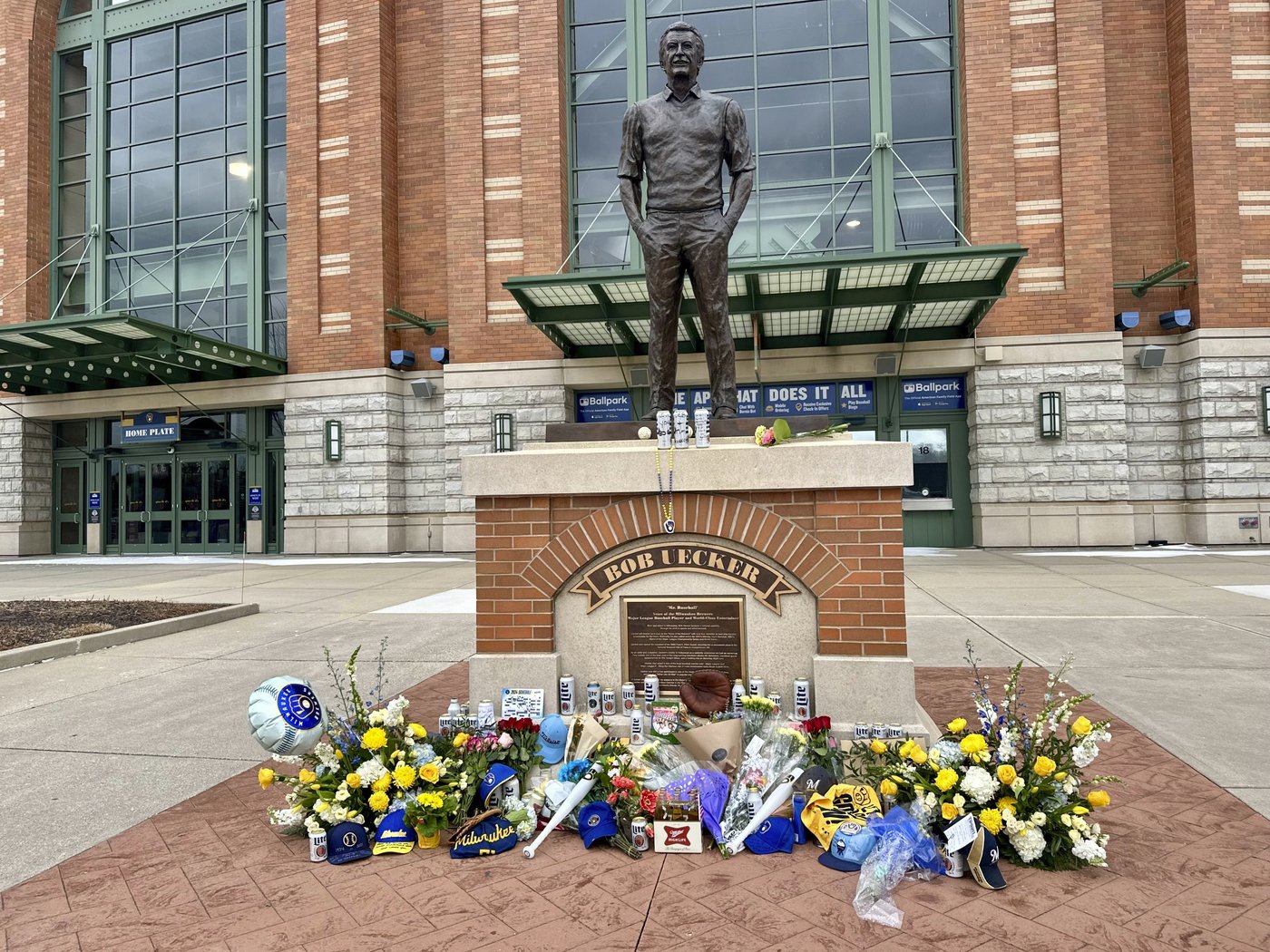 'Mr. Baseball' Bob Uecker, Brewers announcer, dies at 90 | iNFOnews.ca