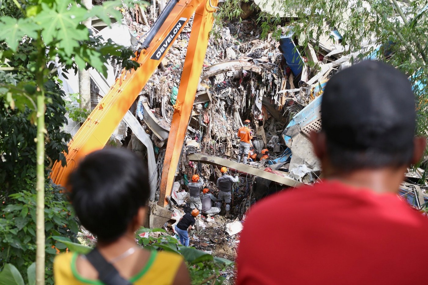 Photos show aftermath of avalanche of garbage at a Philippines landfill | iNFOnews.ca