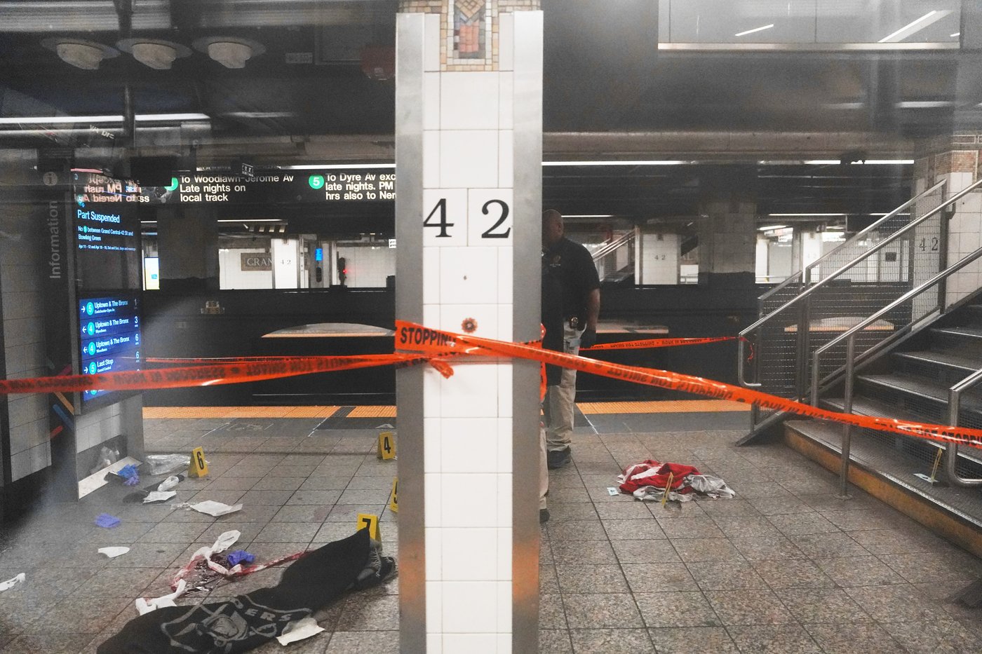 New York subway stabbings leave 3 hurt as police shoot and kill knife-wielding man, officials say | iNFOnews.ca