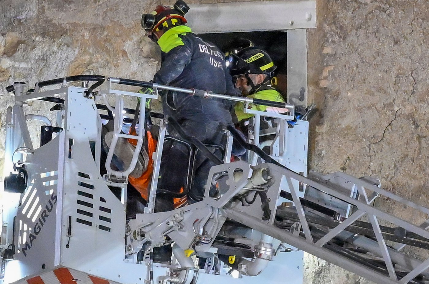Worker dies after 11 hours trapped within partially collapsed medieval tower in Rome | iNFOnews.ca