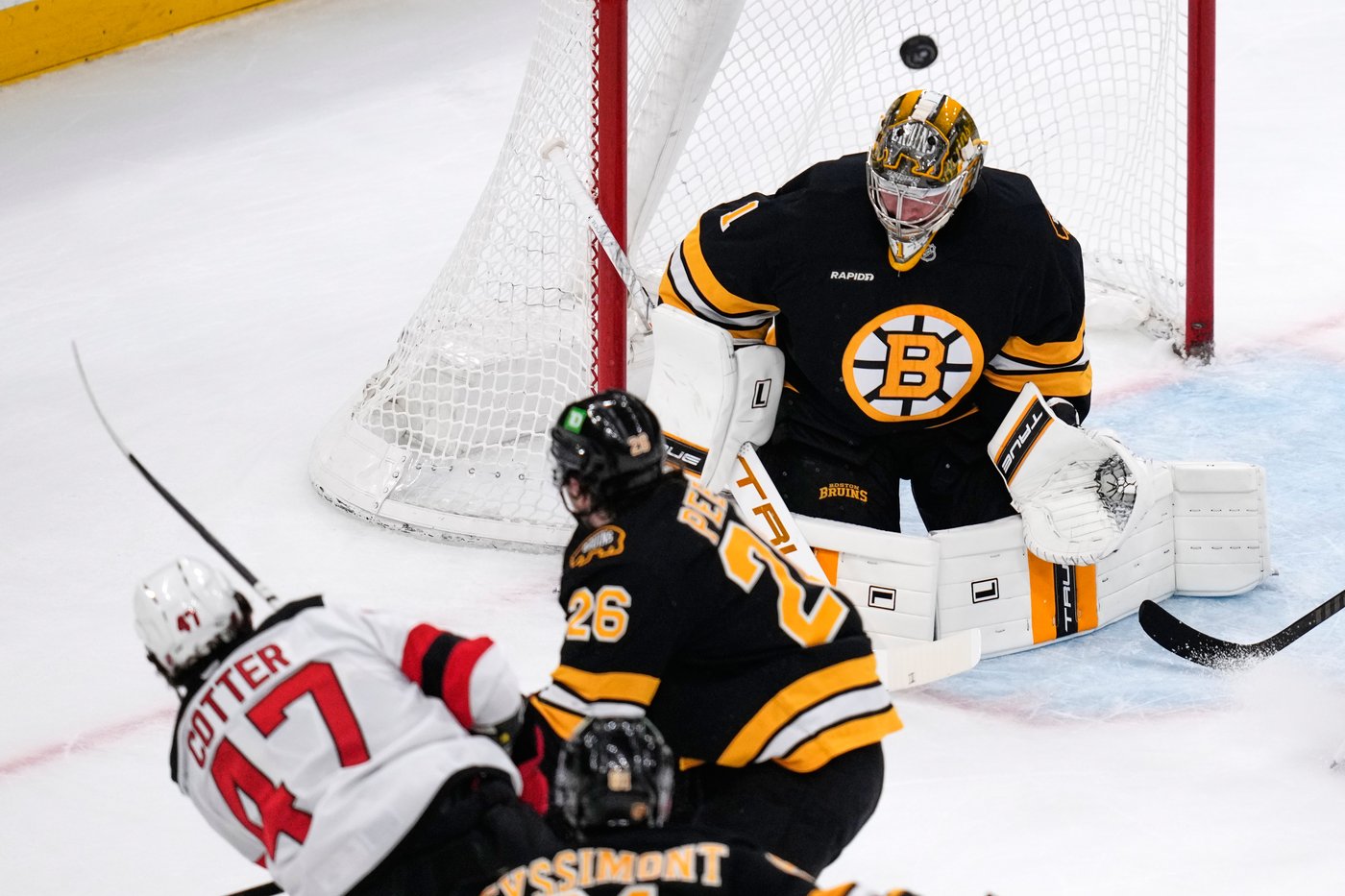 Kastelic scores 2, Swayman posts shutout as Bruins stop Devils 4-0 to clinch East's top wild card | iNFOnews.ca
