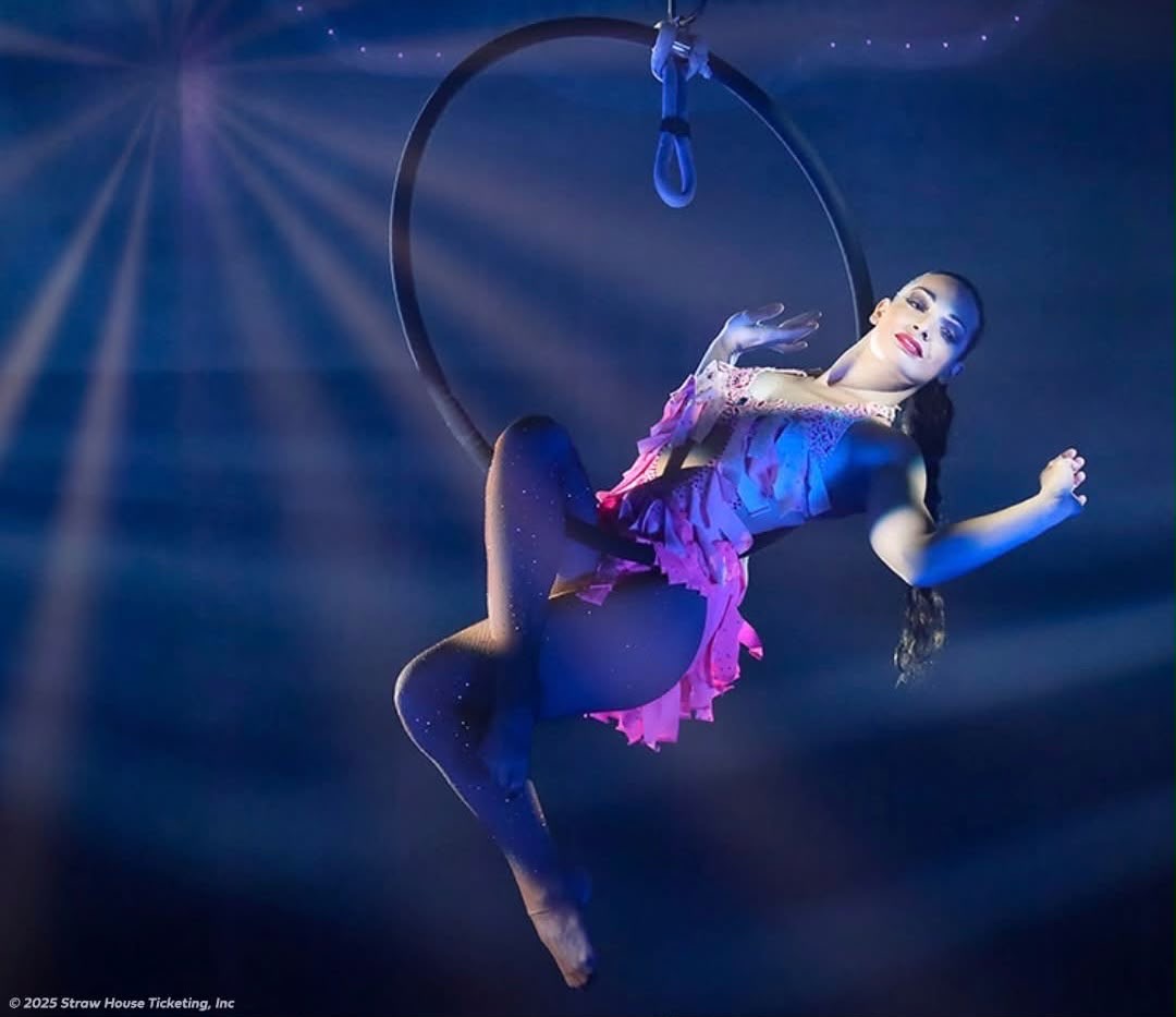 A dancer performs at the last le cirque de france -photo credits by Le clique de france