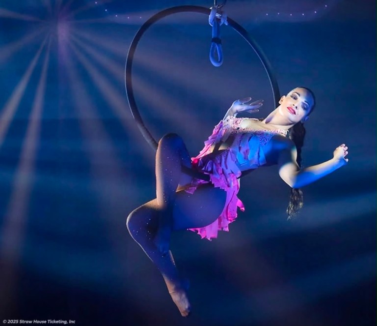 A dancer performs at the last le cirque de france -photo credits by Le clique de france