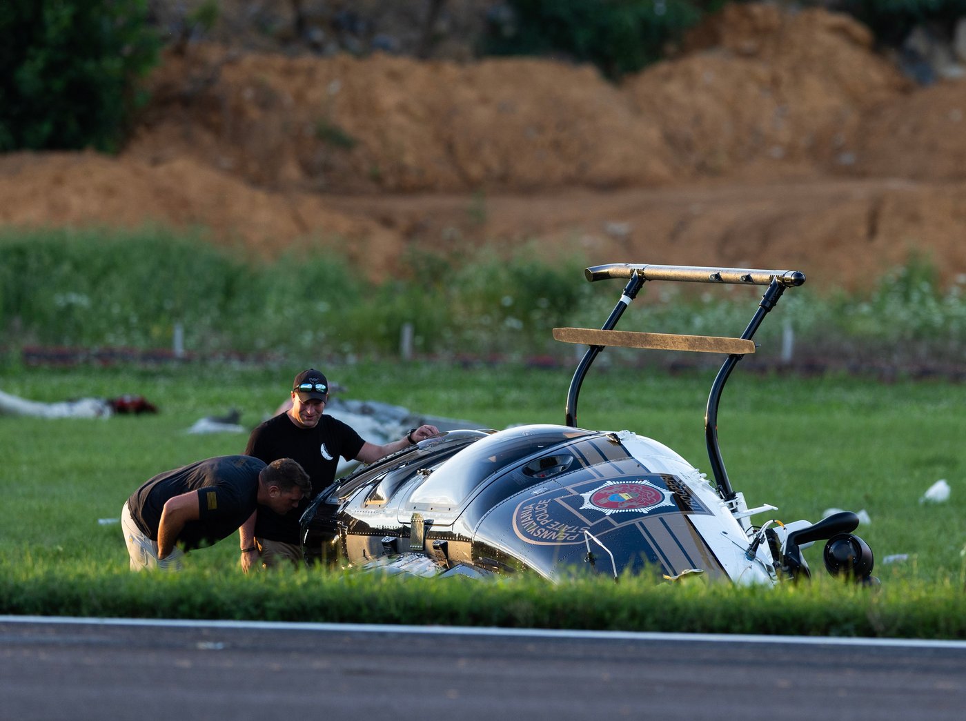 Investigators probe a dramatic midair crash as a landing plane hits hovering police helicopter | iNFOnews.ca Investigators probe a dramatic midair crash as a landing plane hits hovering police helicopter | iNFOnews.ca