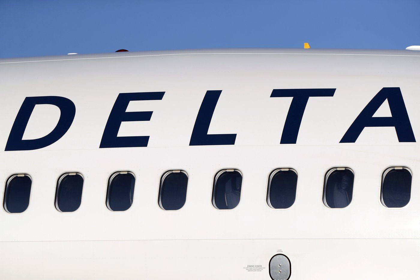 Delta jet aborts takeoff from snowy Atlanta airport after engine problem | iNFOnews.ca