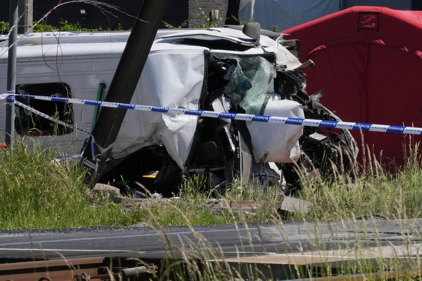 A train collides with a minibus of children in Belgium and 4 people are dead | iNwheels A train collides with a minibus of children in Belgium and 4 people are dead | iNwheels