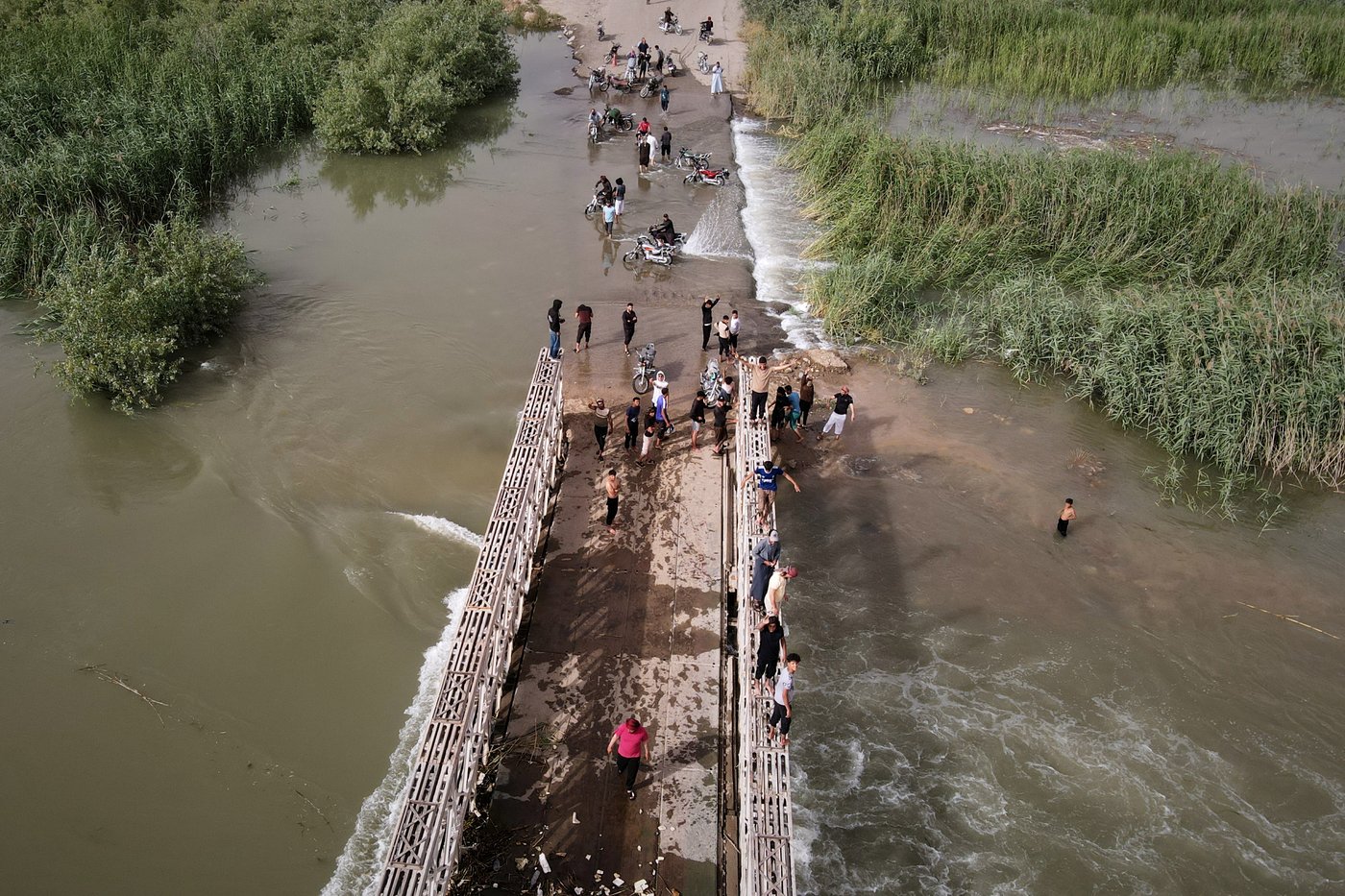 Photos of rare Euphrates River flooding forcing Syrians inland | iNFOnews.ca